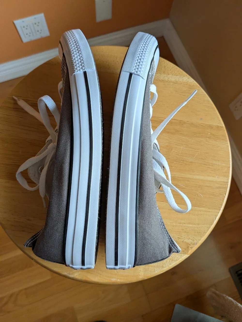 Converse Women’s Chuck Taylor Low Top Sneakers - Brown & White Size 8 - Picture 5 of 10